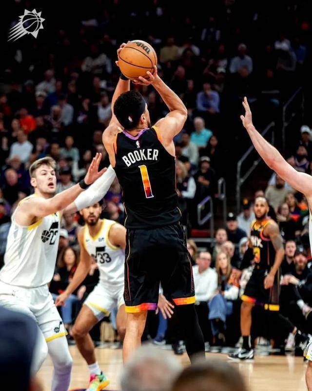 米乐m6体育官网-爵士逆袭再胜马刺，多位球员联手绝杀对手